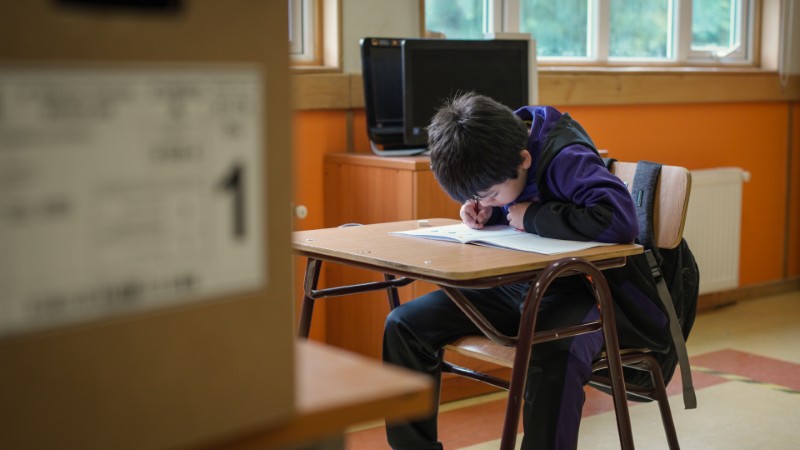 Niño en sala de clases respondiendo una evaluación