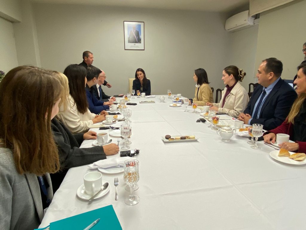 Exministro de Educación de Inglaterra visita Chile para compartir experiencias en políticas educativas